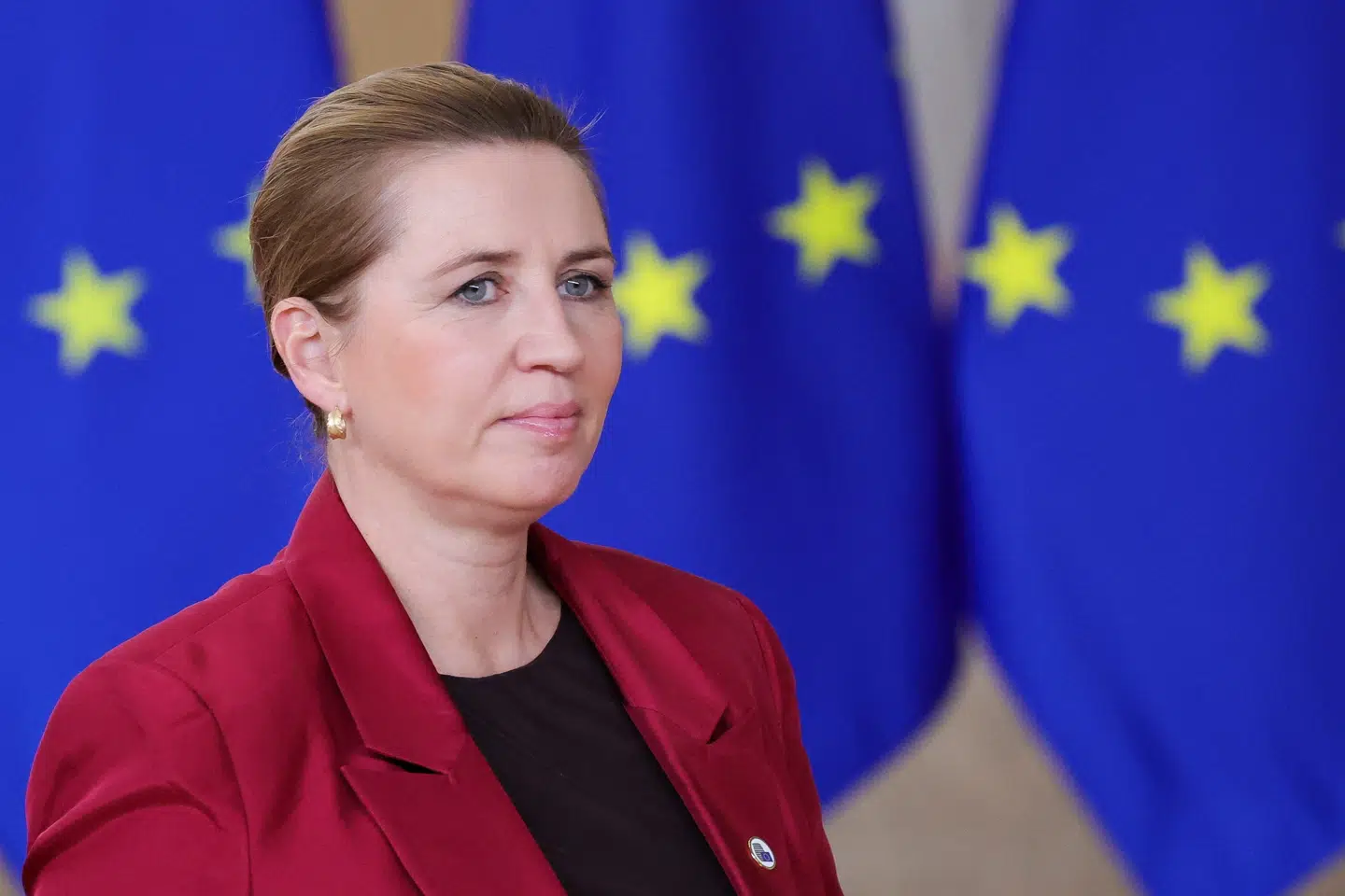 Statsminister Mette Frederiksen (S) håber, at EU-landenes ledere torsdag nikker til, at Ukraine kan få et "erstatningslån" fra de indefrosne russiske midler. I sidste ende må Danmark og de øvrige EU-lande dog garantere for lånet med risiko for at havne med regningen.