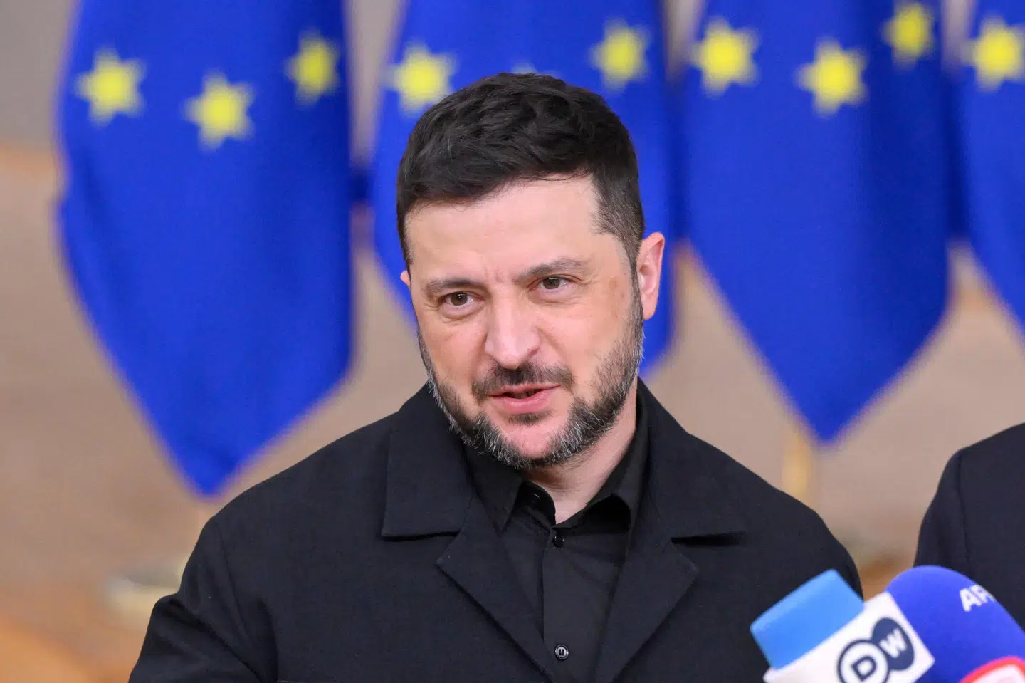 Ukraines præsident, Volodymyr Zelenskyj, ankom torsdag til EU-topmødet i Bruxelles. Det skete, kort efter at både EU og USA har vedtaget nye sanktioner mod Rusland.