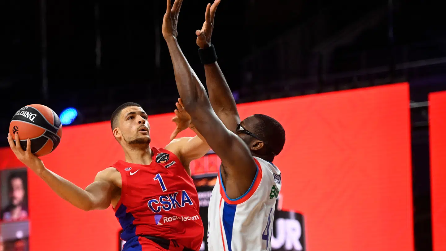 Iffe Lundberg tjente ifølge bogen rigtig gode penge i CSKA Moskva - og havde en kontrakt på mindst halvandet år mere.