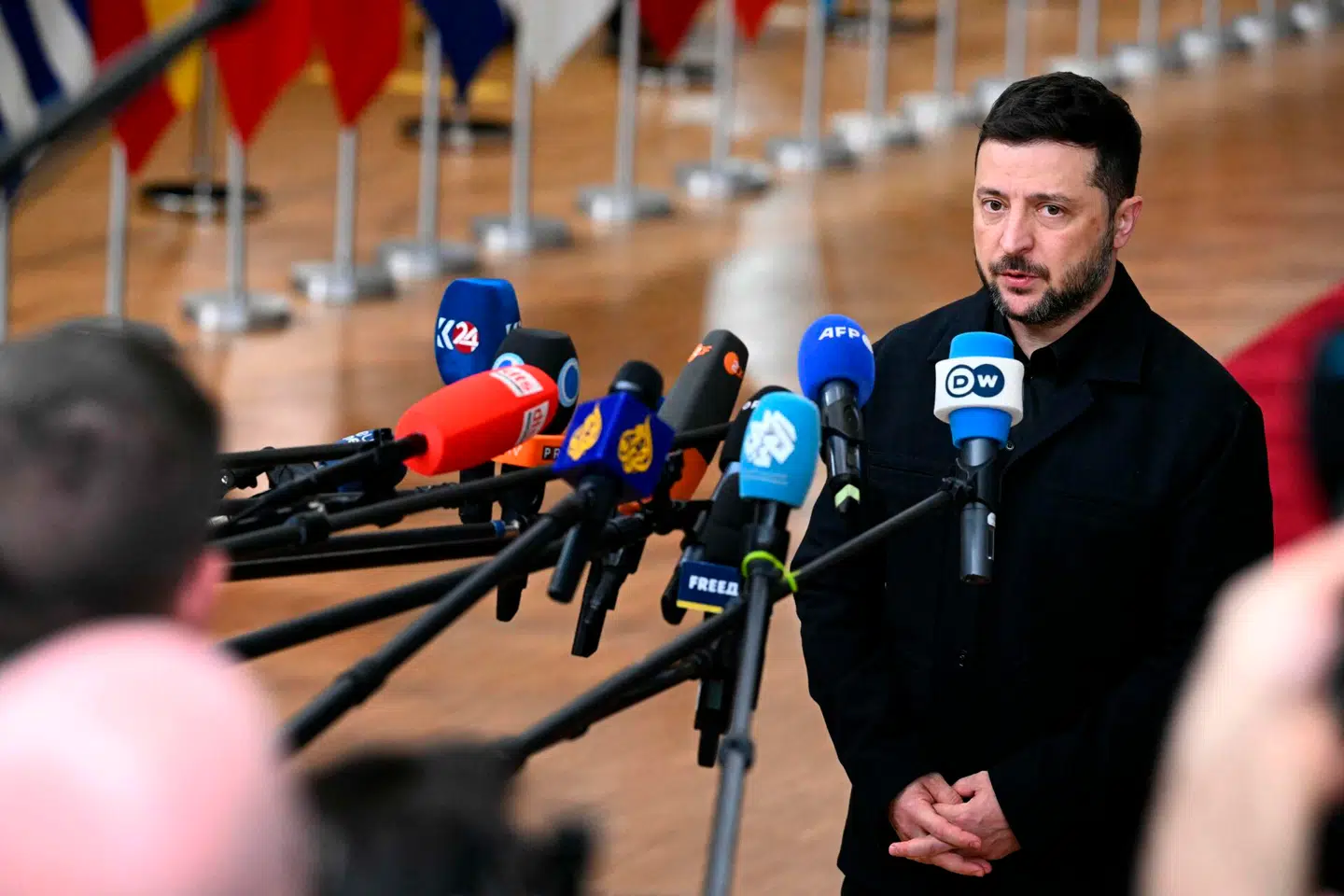 Ukraines Volodymyr Zelenskyj deltager under torsdagens vigtige topmøde i Bruxelles, hvor EUs stats- og regeringschefer blandt andet skal tage stilling til, hvorvidt indefrosne russiske aktiver kan bruges til genopbygningen af Ukraine.
