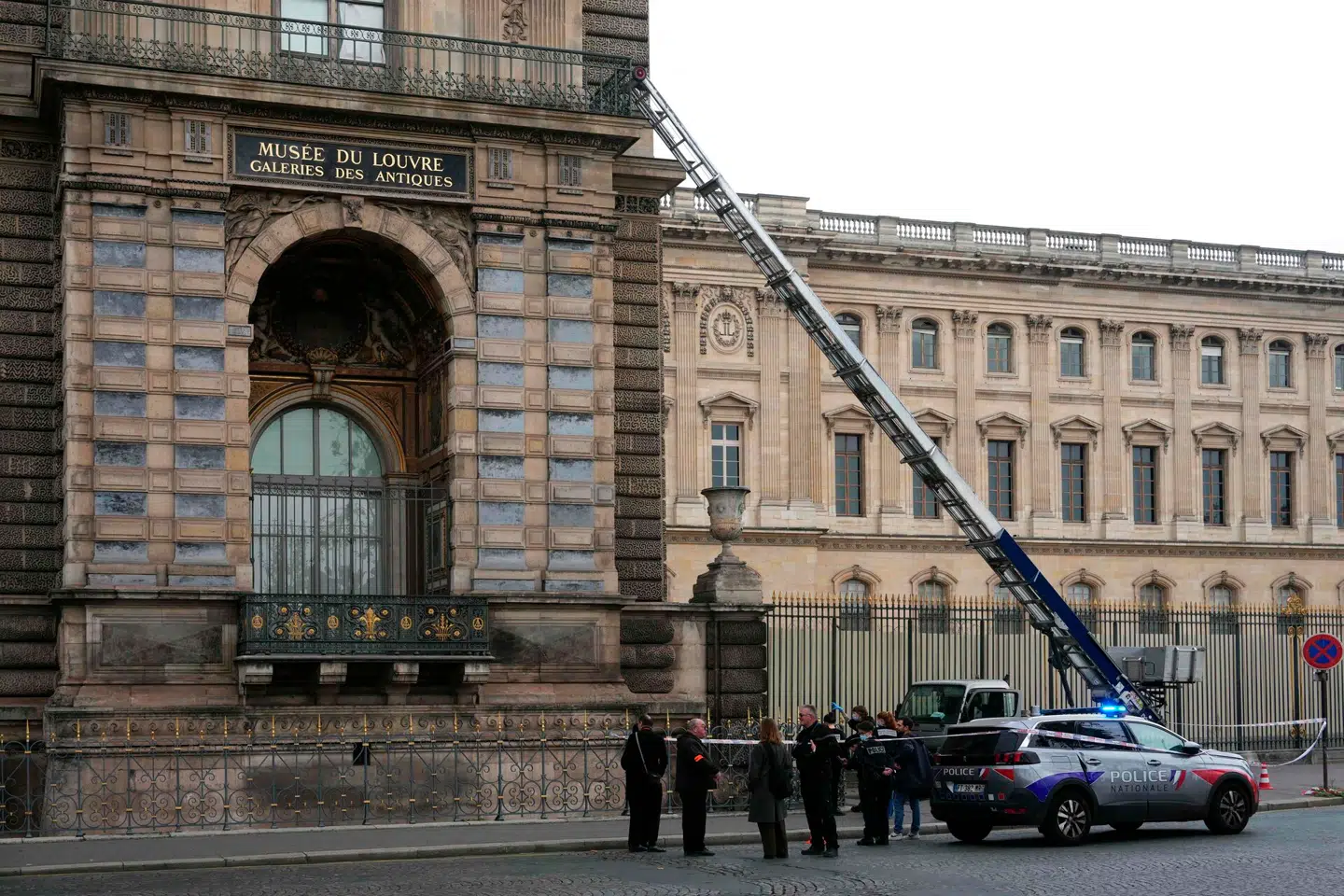 Kranen, som tyvene brugte til at bryde ind i Louvre. Foto: Dimitar Dilkoff, Scanpix