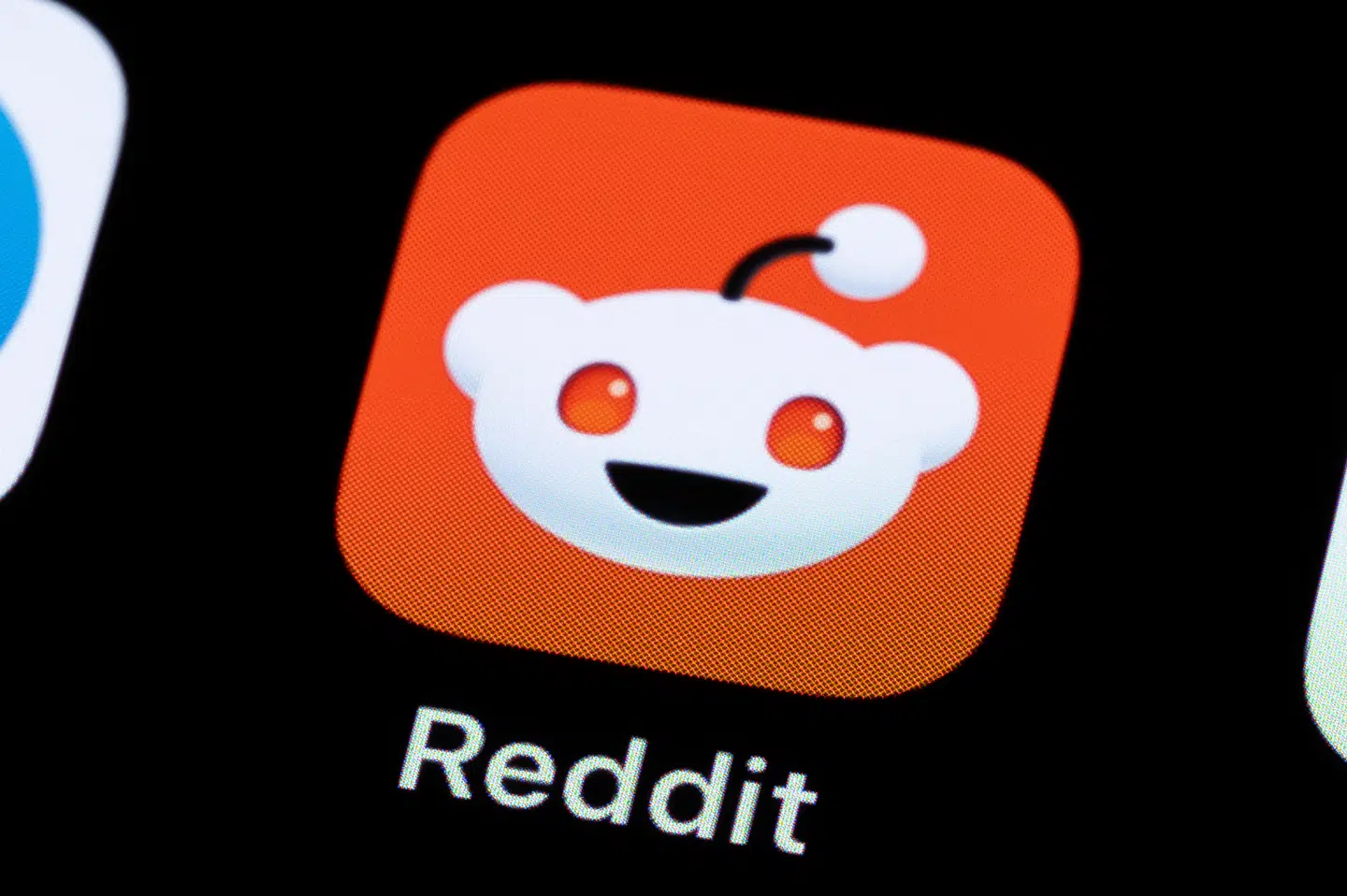 Opslag og indlæg fra det sociale medie Reddit er ulovligt blevet kopieret og brugt til oplæring af kunstig intelligens, lyder anklagen nu.