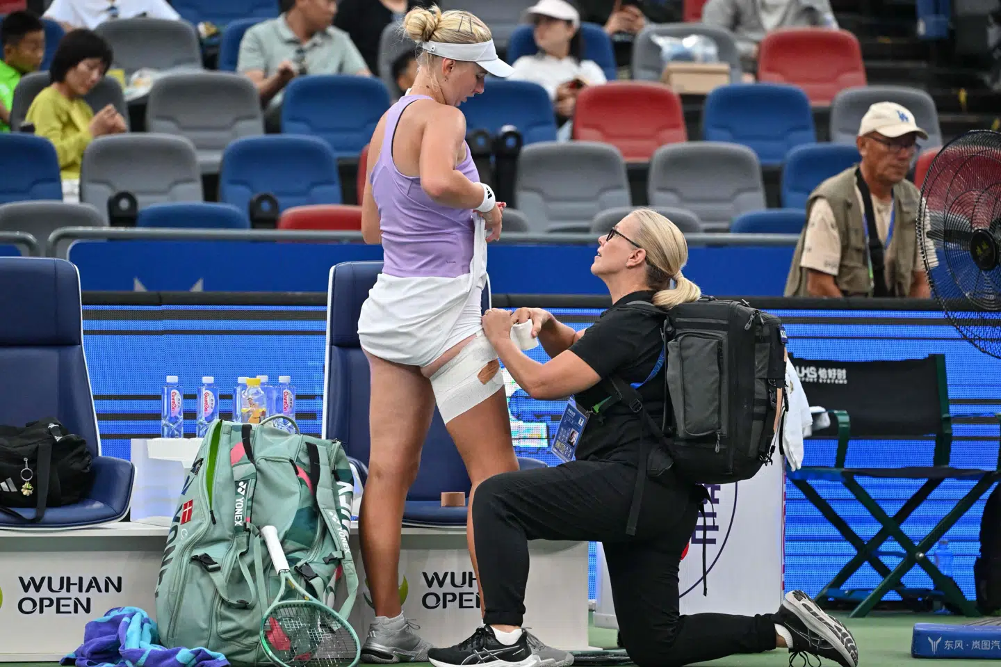 Clara Tauson får behandling under sin turnering i Wuhan. (Arkivfoto).