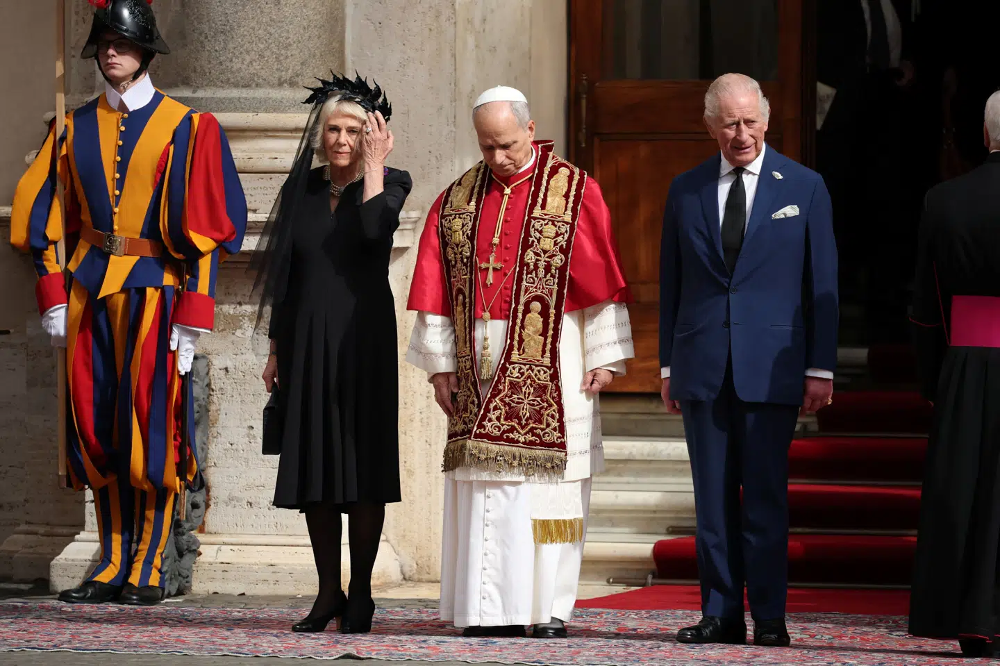 Paven samt den britiske konge og dronning står ved siden af hinanden efter fælles bøn.