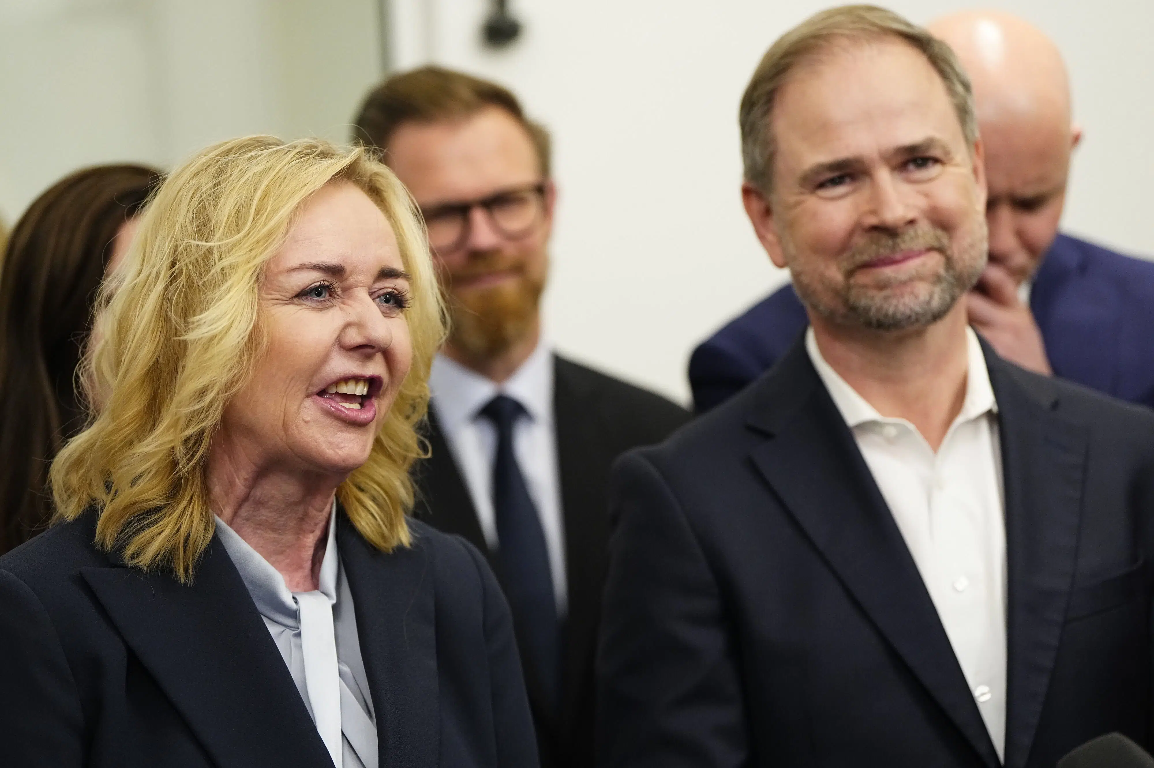 De Konservative går enegang med regeringen men afviser blå splittelse