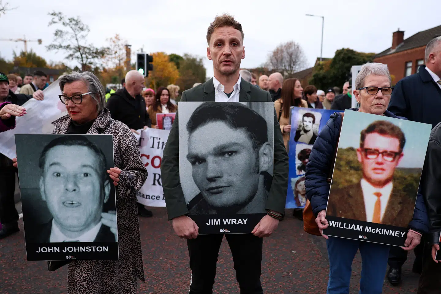 Familiemedlemmer holder torsdag billeder af ofre for Bloody Sunday frem i Belfast i Nordirland. Det er også torsdag, at en domstol har frikendt en soldat for anklager om drab.