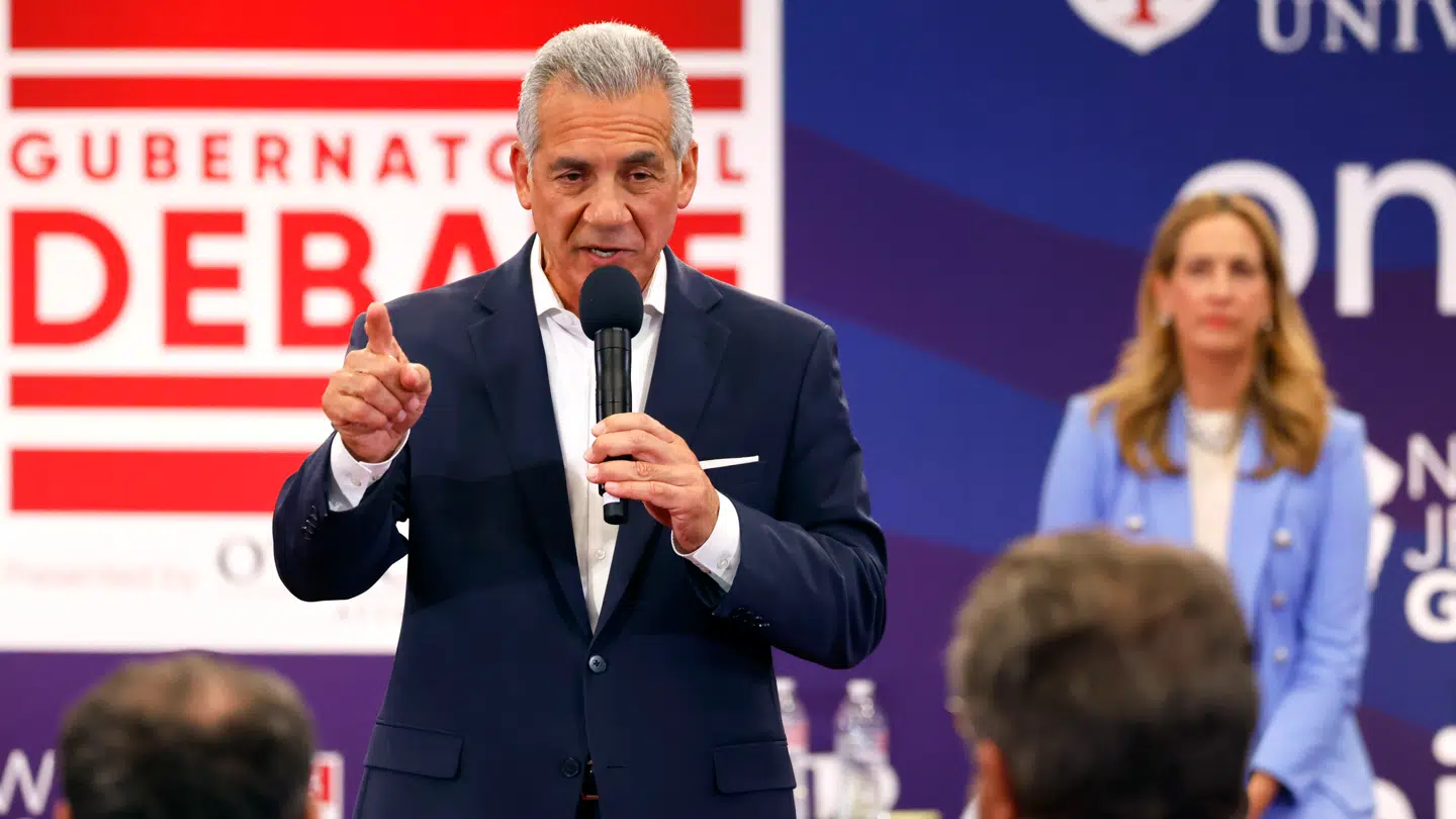 Den republikanske kandidat til guvernørposten i New Jersey, Jack Ciattarelli, ved en debat med demokraternes kandidat, Mikie Sherrill, i baggrunden.