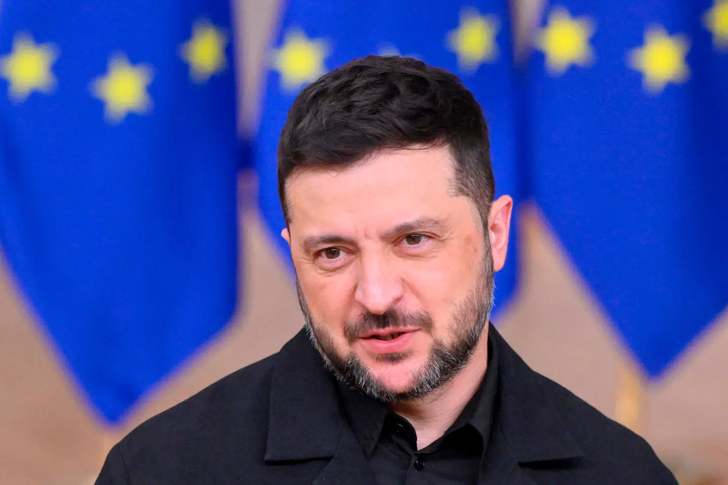 Ukraines Volodymyr Zelenskyj deltager under torsdagens vigtige topmøde i Bruxelles, hvor EUs stats- og regeringschefer blandt andet skal tage stilling til, hvorvidt indefrosne russiske aktiver kan bruges til genopbygningen af Ukraine.