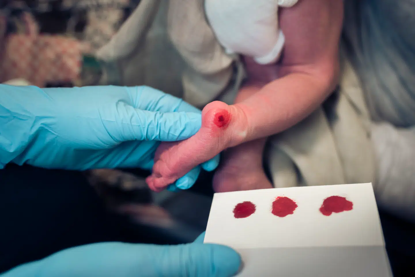 I 50 år har nærmest samtlige nyfødte børn i Danmark fået taget en blodprøve fra deres hæl. I dag åbner det for at afsløre 25 medfødte og genetisk betingede sygdomme, som kan give alvorlige hjerneskader og føre til tidlig død. Nu lægger SSI op til at tage skridt til at screene for langt flere sygdomme.