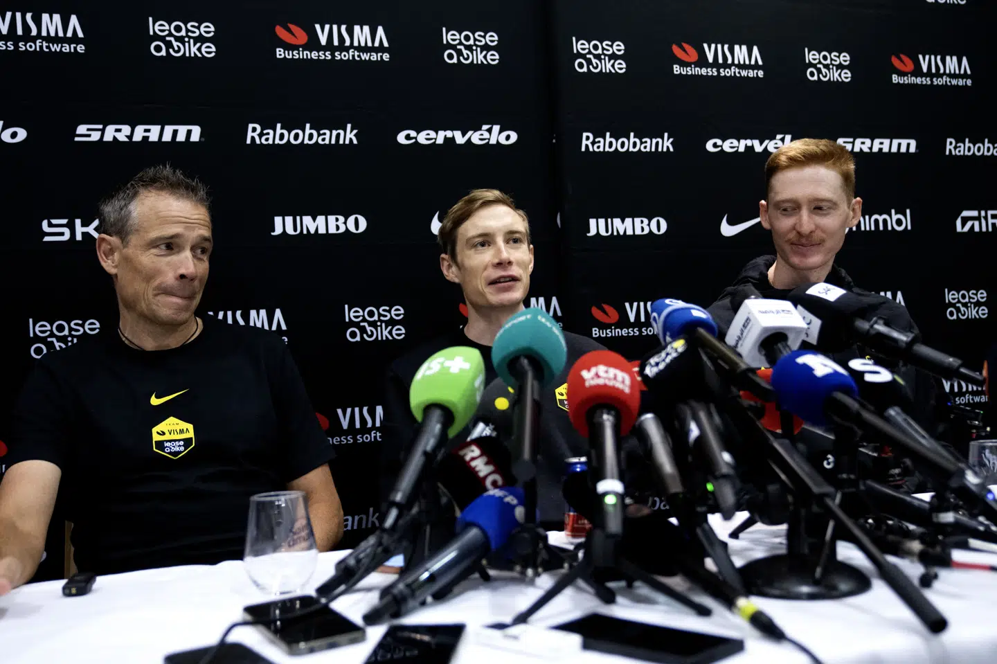 Sportsdirektør Grischa Niermann, Jonas Vingegaard og Matteo Jorgenson ses her ved en presseseance i forbindelse med sommerens Tour de France. (Arkivfoto).
