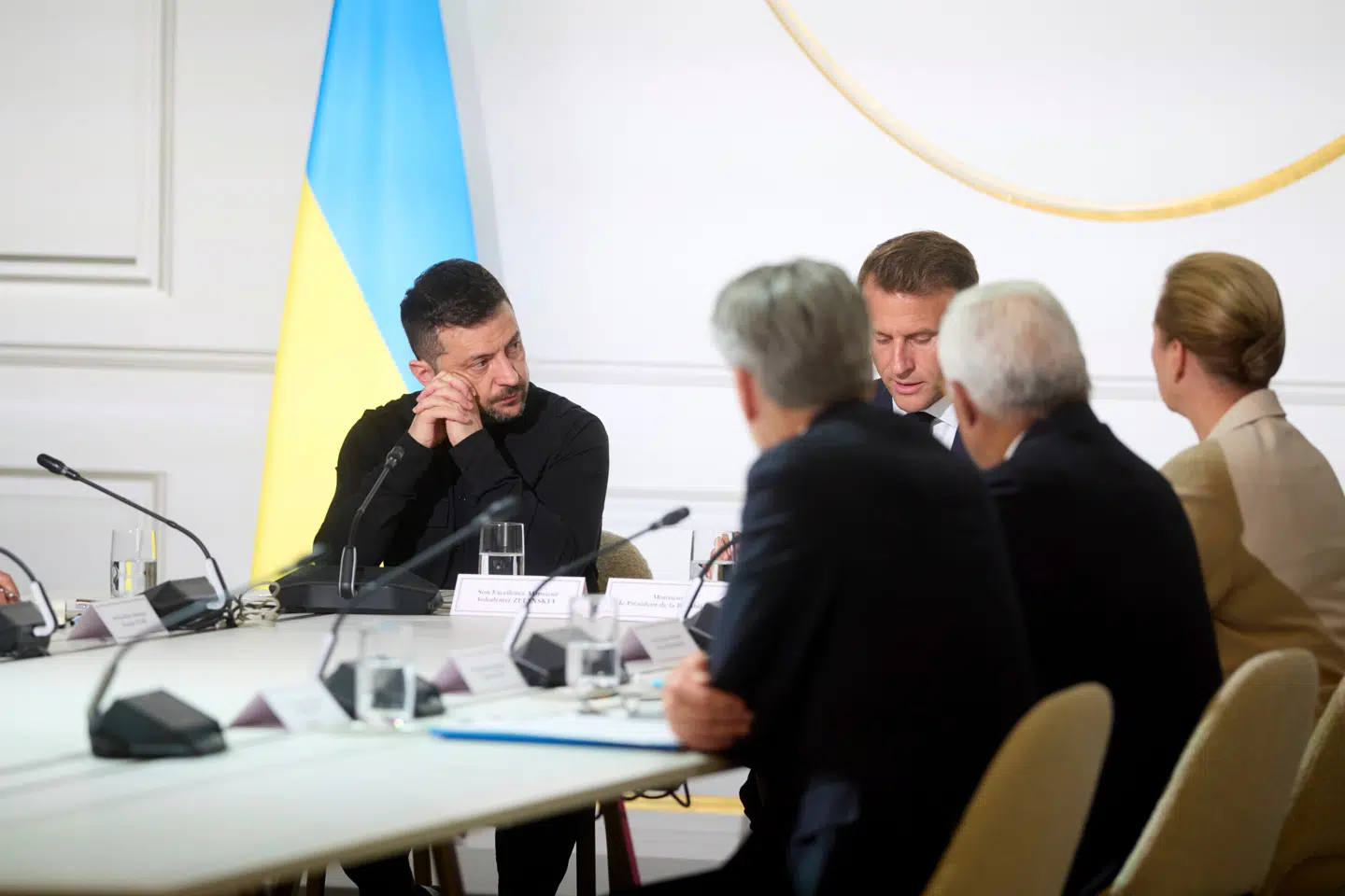 Møde i det franske præsidentpalads i september. Efter mødet kunne den franske præsident, Emmanuel Macron, fortælle at 26 lande nu er klar til at bidrage til en sikringsstyrke. Danmark – her repræsenteret af statsminister Mette Frederiksen (S) – har været en aktiv del af planlægningen.