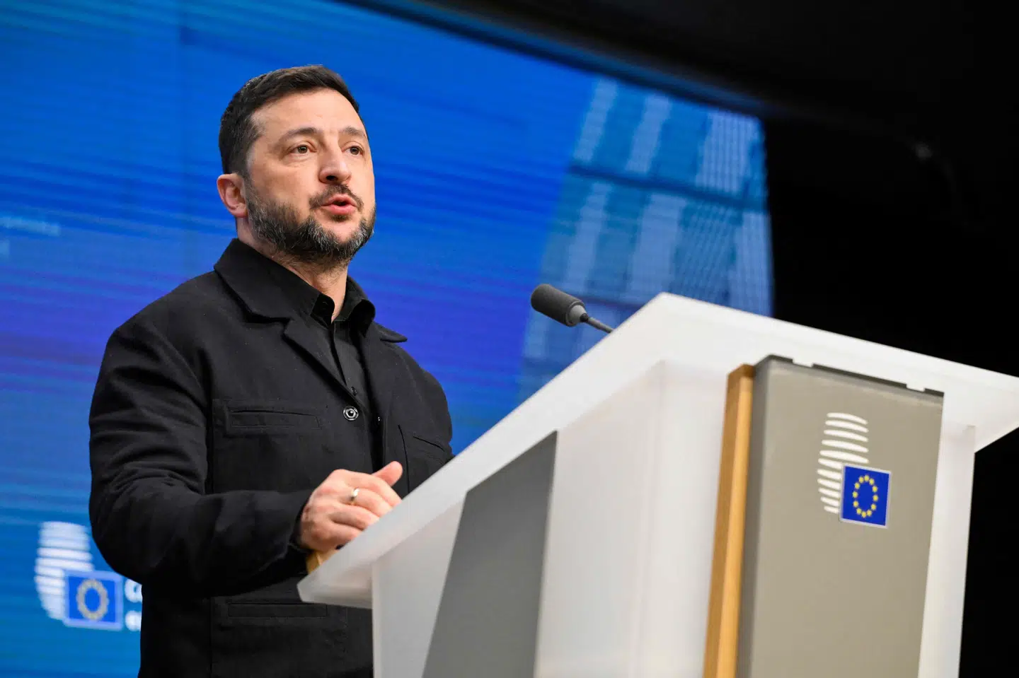 Ukraines præsident, Volodymyr Zelenskyj, vil bruge indefrosne russiske midler på våben, siger han. Udmelding kom, mens EU-landenes ledere fortsat ikke var enige om, hvorvidt og hvordan man kan udbetale et "erstatningslån" til Ukraine fra de indefrosne russiske midler.