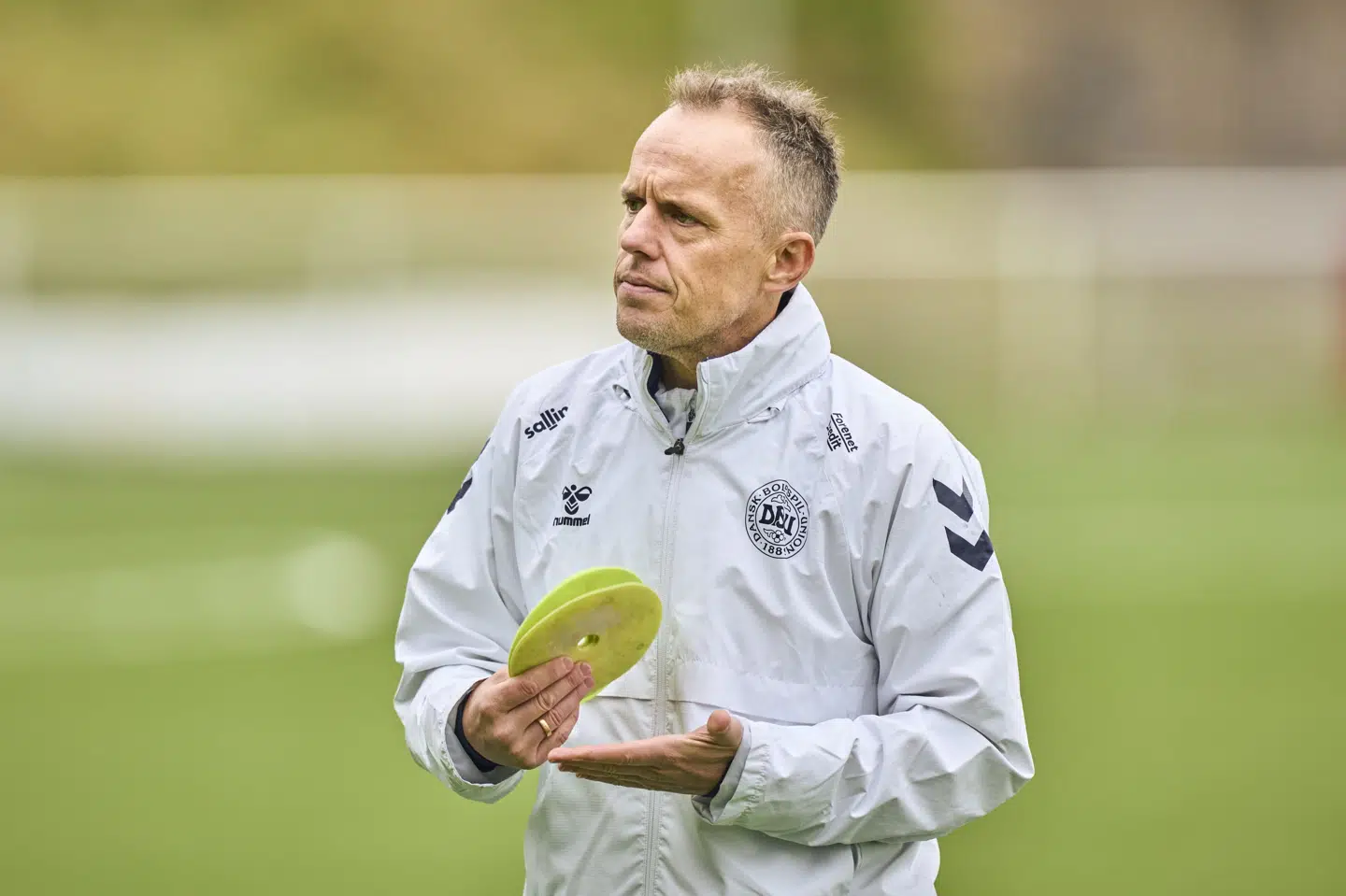 Landstræner Jakob Michelsen har i denne uge haft sin første samling med fodboldkvinderne. Han er dog ikke taget med til Finland på grund af sin fars død, oplyser DBU. (Arkivfoto).