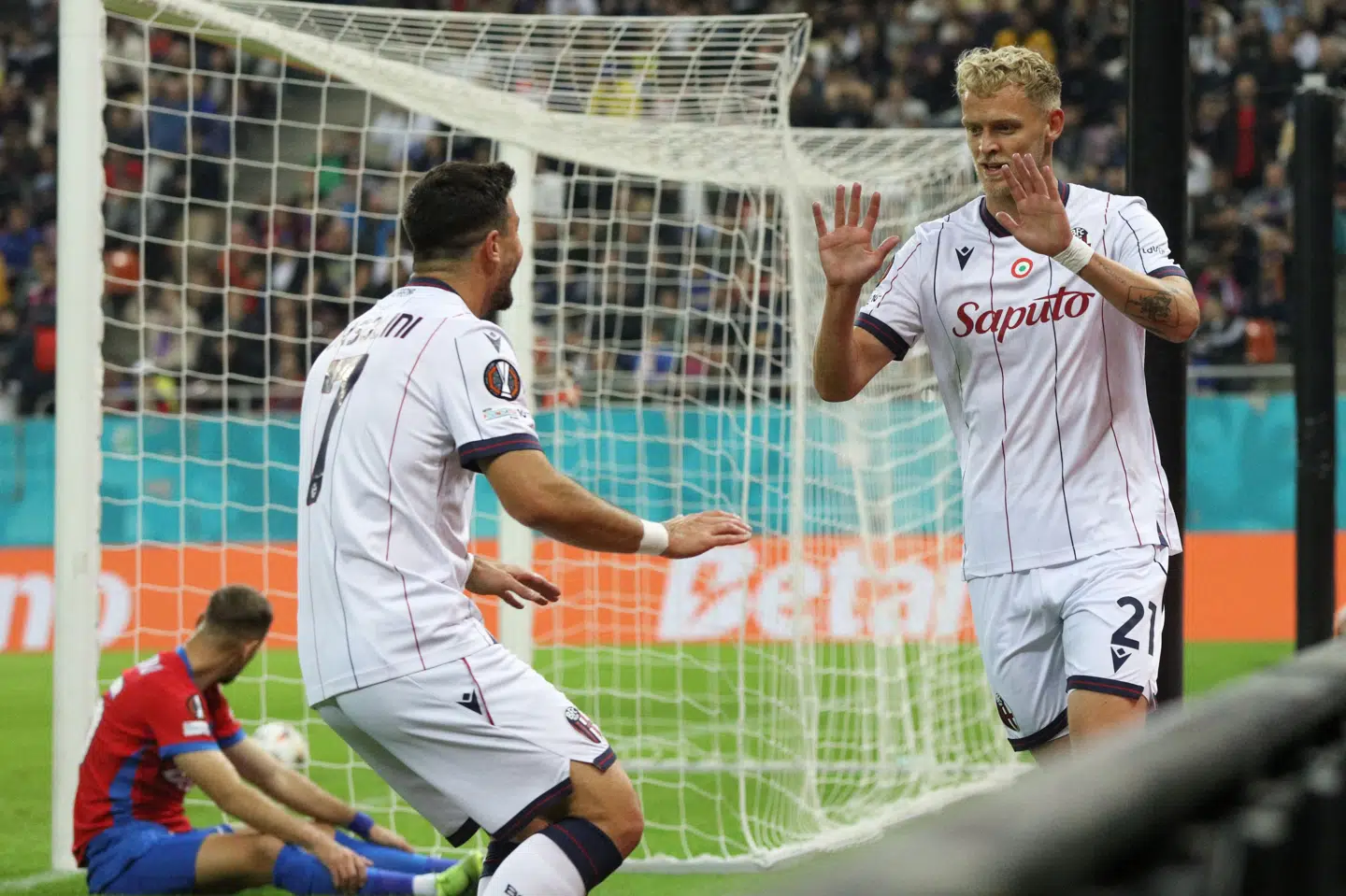 Bologna-angriberen Jens Odgaard (til højre) kunne fejre sin scoring til 1-0 med holdkammeraten Riccardo Orsolini.