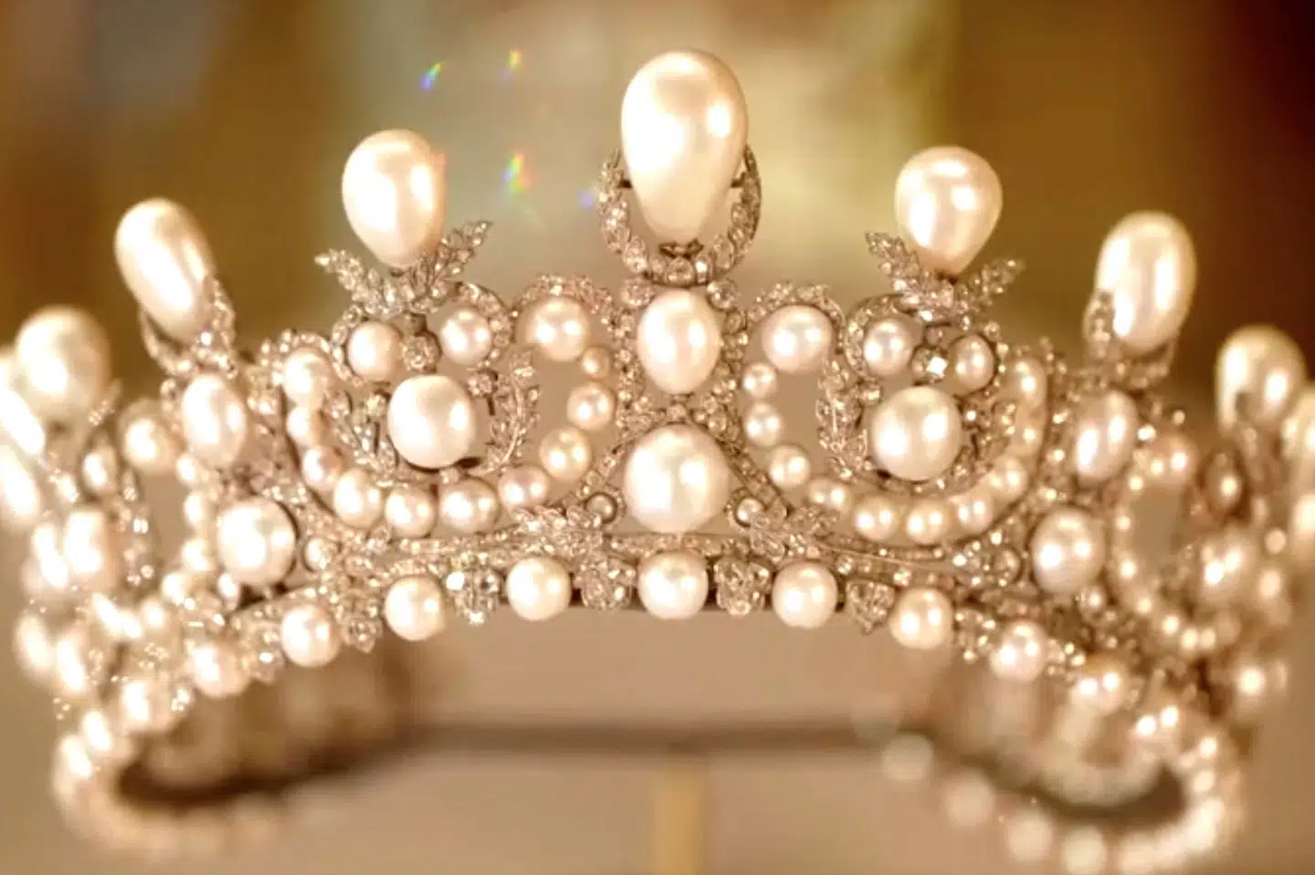 En perlebesat tiara, som blev båret af den franske kejserinde Eugenie (1826-1920), er blandt de dyrbare juveler, der blev stjålet under røveriet på Louvre den 19. oktober.