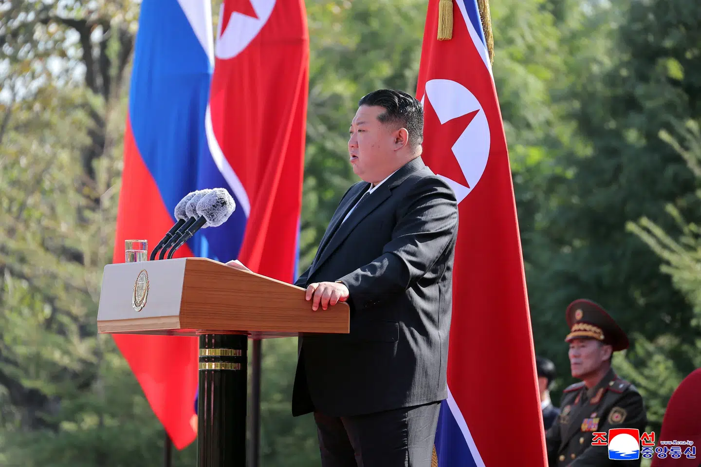 Nordkoreas leder, Kim Jong-un, deltager i en ceremoni, hvor grundstenen til et museum til minde om dræbte nordkoreanske soldater bliver lagt.