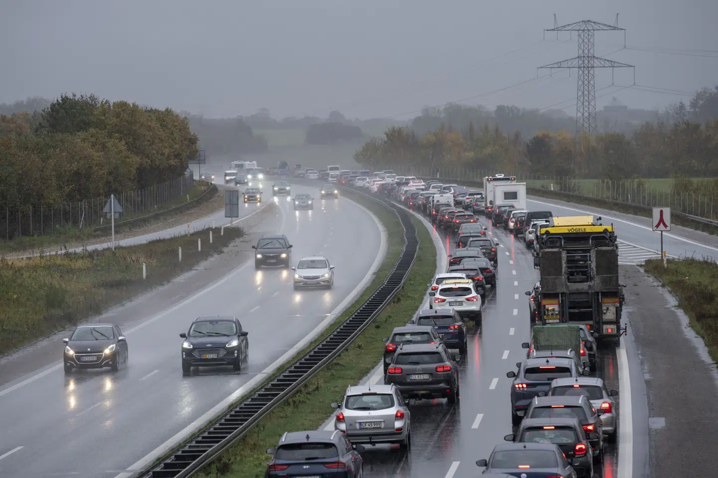 Når det regner kraftigt, er der risiko for akvaplaning, så man skal tænke sig om og sætte hastigheden ned, hvis man i weekenden kører ud i de kraftigere regnområder, siger meteorolog fredag. (Arkivfoto).