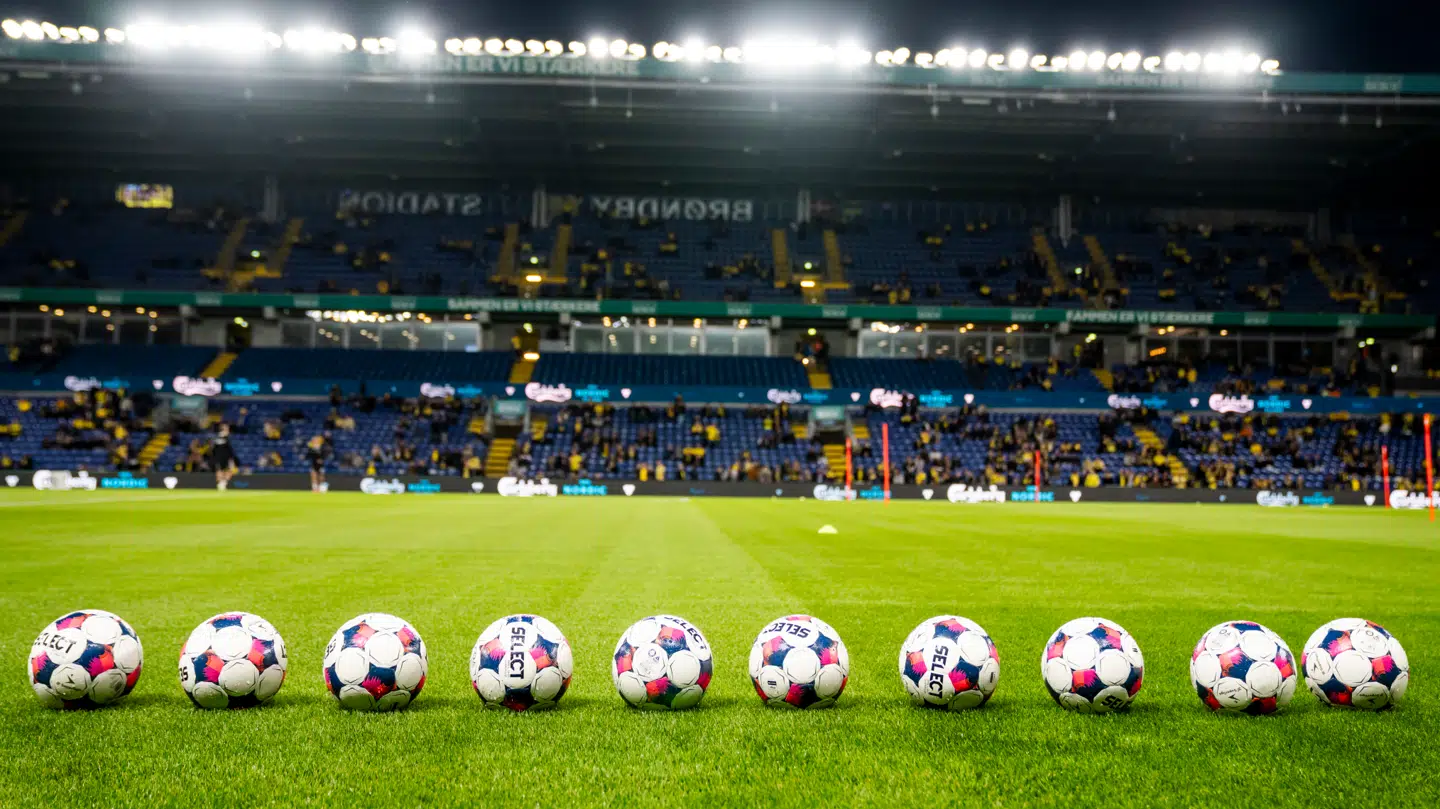 Fodboldkampene skal renses for betting-reklamer ifølge en ny aftale.