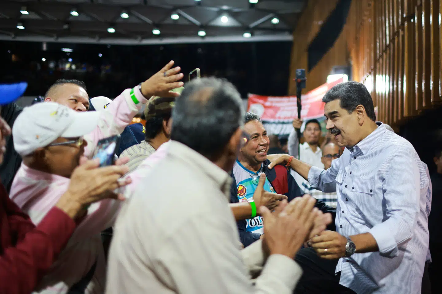Præsident Nicolas Maduro taler med fagforeninger og støtter, mens forholdet til USA er særdeles anspændt.