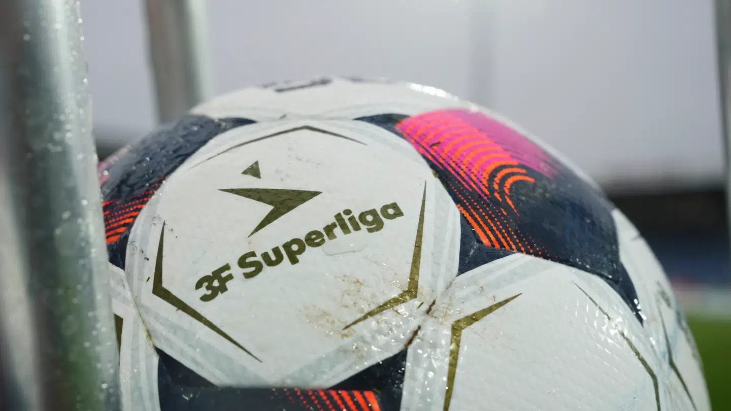 Fodboldkampen bliver fri for betting-reklamer på tv.