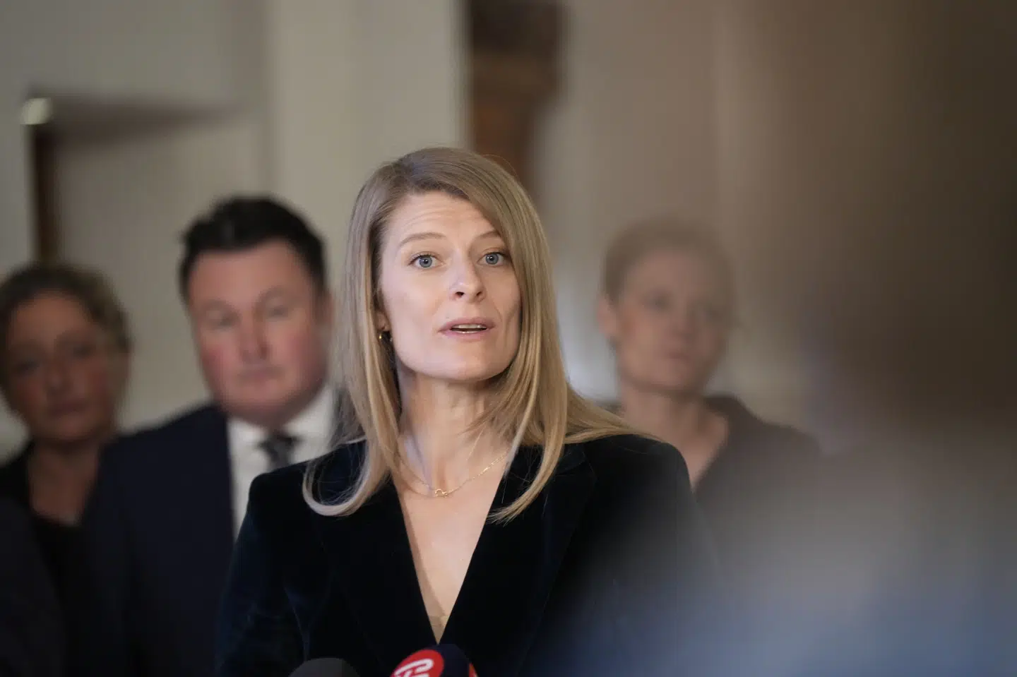 Skatteminister Ane Halsboe-Jørgensen (S) holder doorstep om "Spilpakke 1 – Et mere ansvarligt spilmarked" på Christiansborg i København fredag.