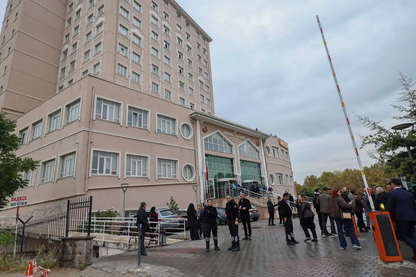 Sikkerhedsfolk står vagt uden for domstol i Ankara, som fredag har afvist sag mod landets største oppositionsparti.