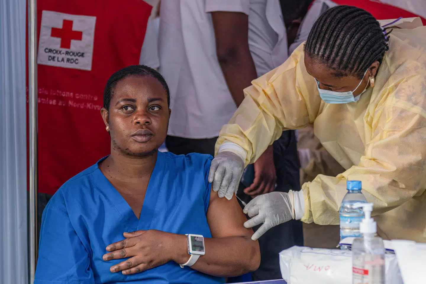 En kvinde modtager en koppevaccine fra Bavarian Nordic på et hospital i Congo, efter Europa-Kommissionen sidste år donerede 265.000 doser til det amerikanske land. Ud over forretningsområdet med koppevacciner har den danske virksomhed også haft pæn succes med rejsevacciner, som blev tilkøbt for nogle år siden.