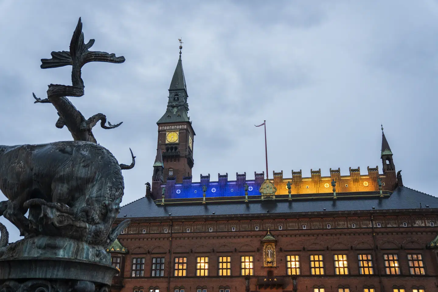 Politikerne i Københavns Kommunes vejnavnenævn har besluttet at gå videre med et forslag om at give gader i Svanemølleholm-området ukrainske navne. På treårsdagen for den russiske invasion af Ukraine blev rådhuset lyst op i blåt og gult. (Arkivfoto).