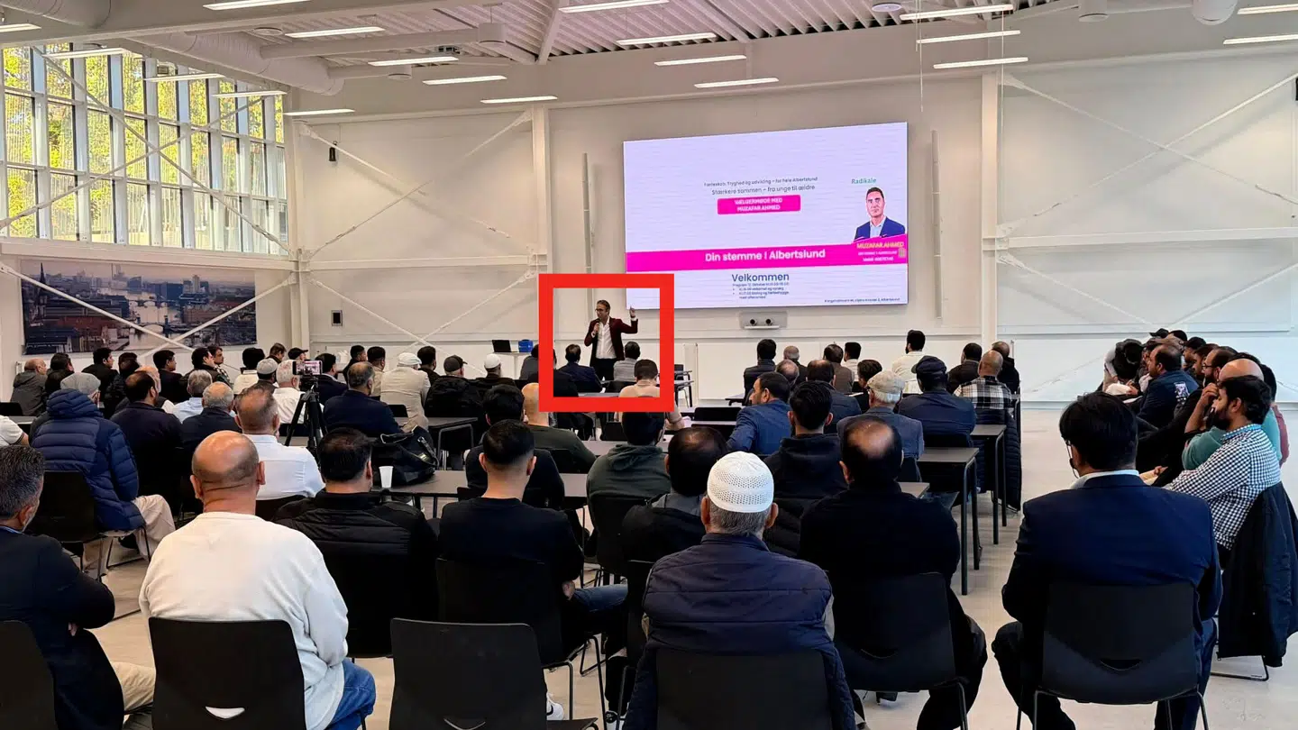 Her ses en oplægsholder til vælgermødet for RV-kandidaten, der blev arrangeret af 'Pakistan Welfare Society'.