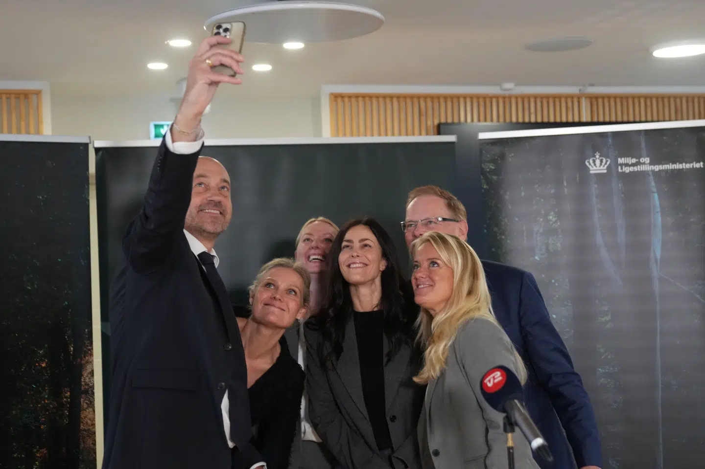 Miljøminister Magnus Heunicke (S) og en række ordførere fejrer en ny accelerationspakke til kystsikring med et selfie i Miljøministeriet.