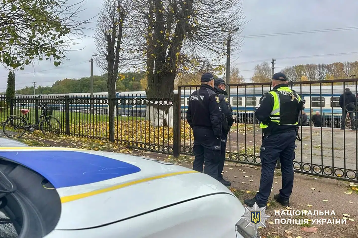 Betjente står nær det sted i Ovrutj, hvor en mulig granat blev sprængt.