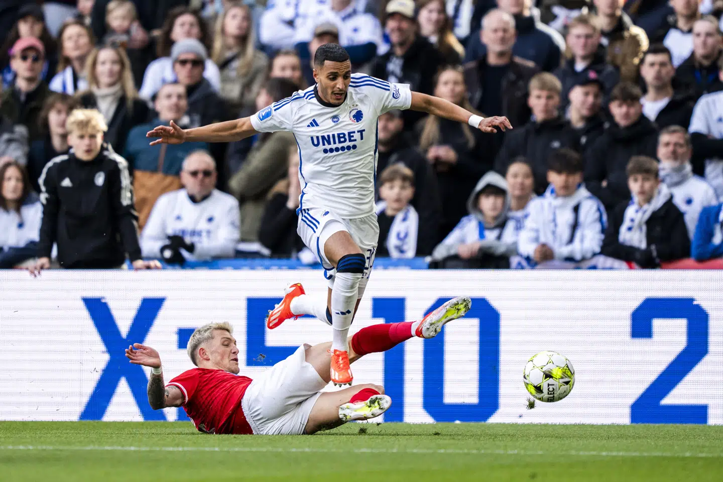 Bandereklamer med reklamer for liveodds som denne bliver senest fra 2027 ulovlige på de danske stadioner ifølge regeringens spilpakke. (Arkivfoto).