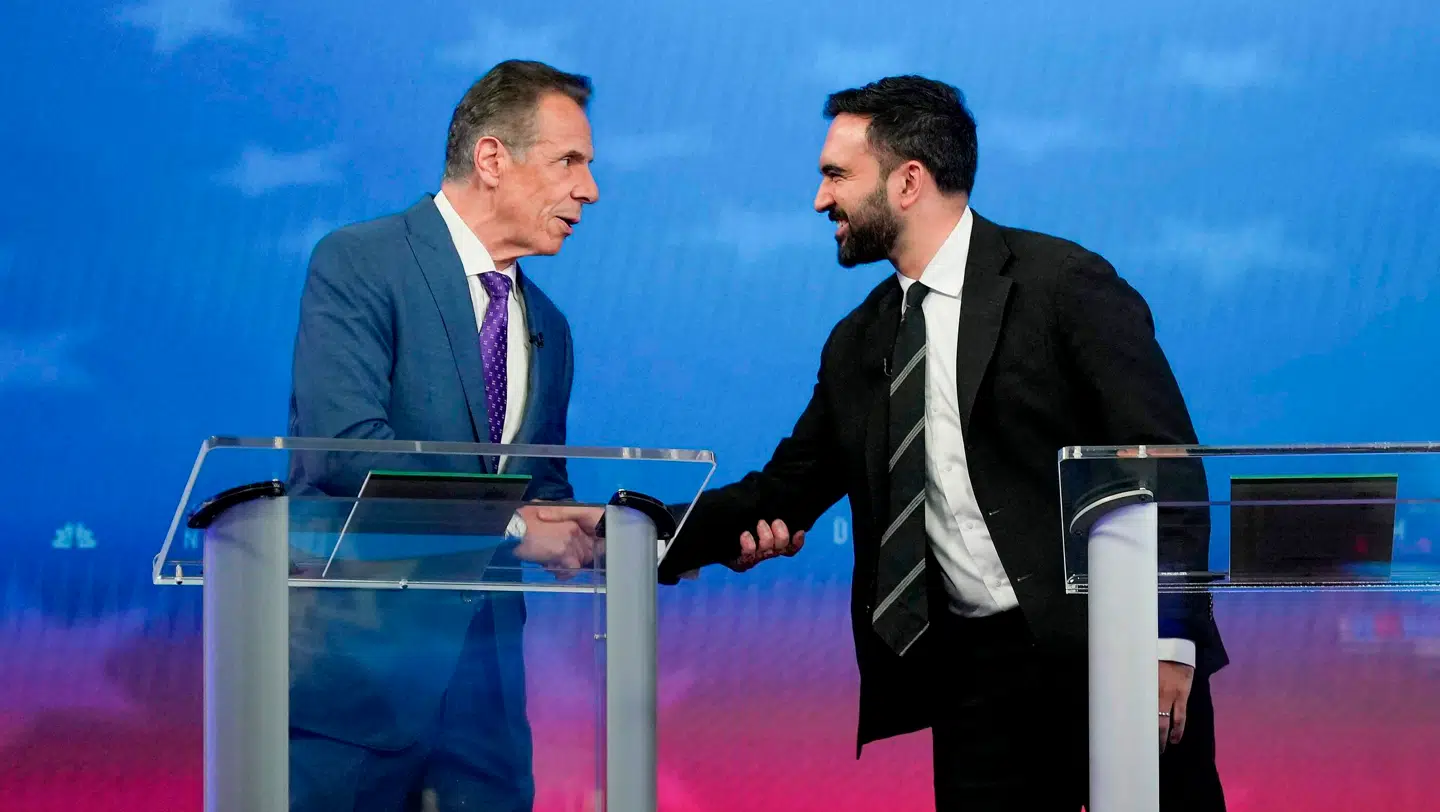 Andrew Cuomo (tv) sammen med Zohran Mamdani ved en debat 16. oktober.