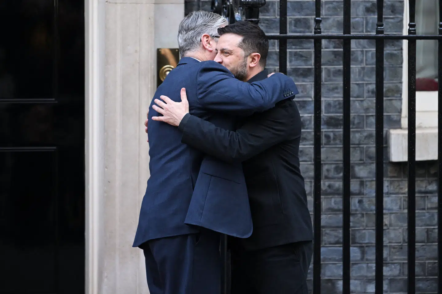 Starmer og Zelenskyj krammer før møde fredag i London.
