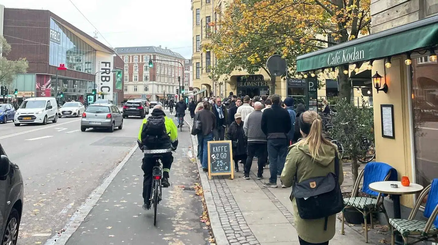 Køen til 'Caspers Burger' er lang på åbningsdagen.