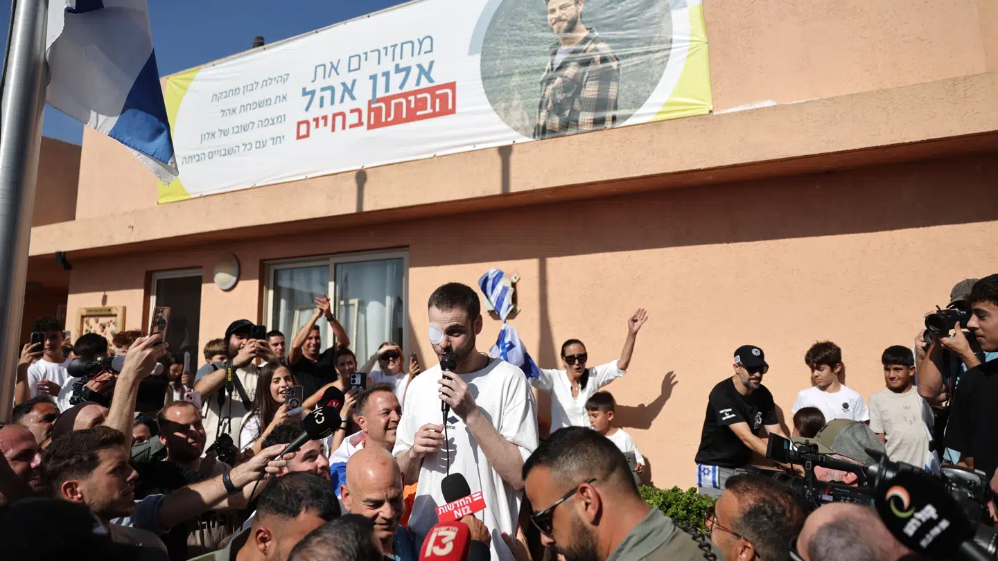 Et af frigivne israelske gidsler Alon Ohel, der taler som et af de største symboler på våbenhvilen. Hamas har sidenhen sat våbenhvilen på prøve.