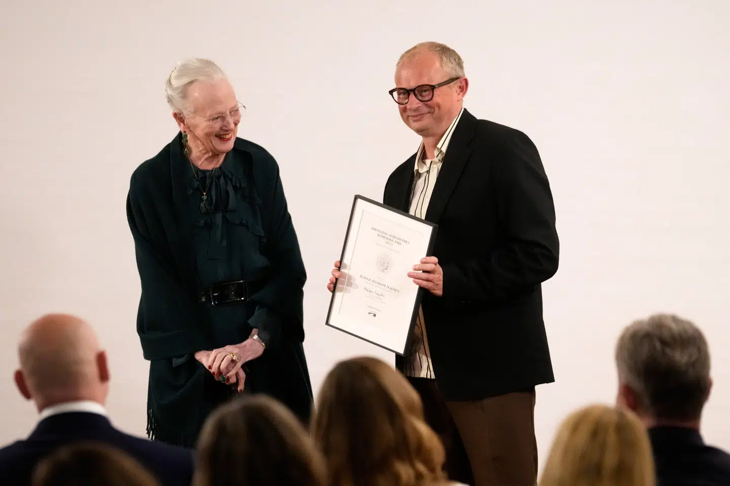 Dronning Margrethe har fredag aften overrakt professor Jesper Majbom Madsen fra Syddansk Universitet Dronning Margrethes Romerske Pris i den italienske hovedstad, Rom.