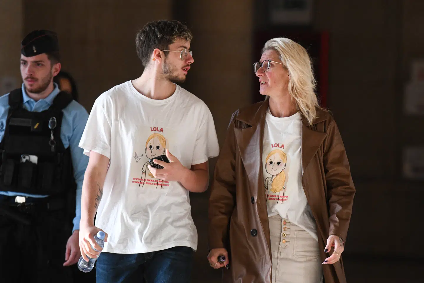 Lolas bror Thibault Daviet og hendes mor Delphine Daviet-Ropital ses her ved ankomst til domafsigelsen i dag mod Dahbia Benkired.