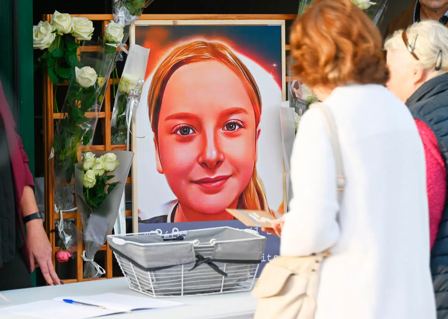 Lokale lægger breve og blomster ved et portræt af Lola, de 12-årige pige, som brutalt blev voldtaget og myrdet.