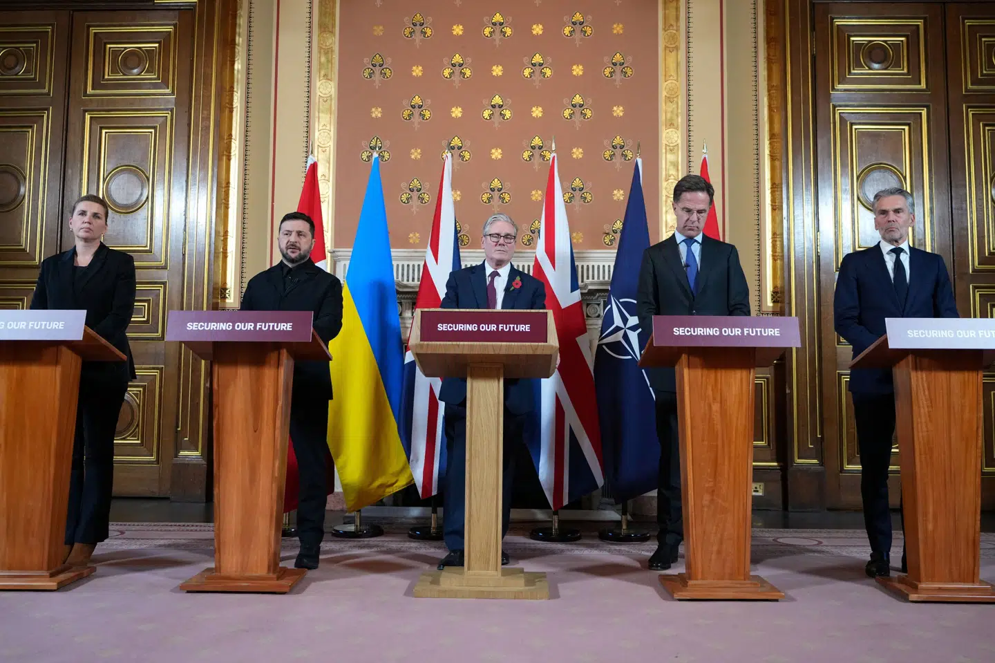 Danmarks statsminister, Mette Frederiksen, sammen med Ukraines præsident, Volodymyr Zelenskyj, Storbritanniens premierminister, Keir Starmer, Natos generalsekretær, Mark Rutte, og Hollands premierminister, Dick Schoof. De talte på et pressemøde fredag efter er møde i Koalitionen af Villige.