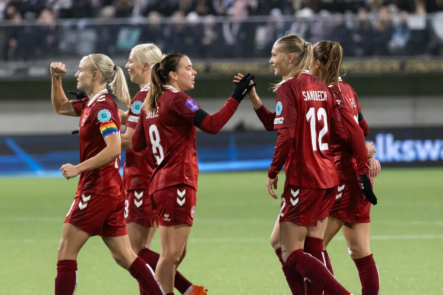 De danske fodboldkvinder dedikerede sejren til landstræner Jakob Michelsen, der ikke var med i Finland på grund af et dødsfald i den nærmeste familie.