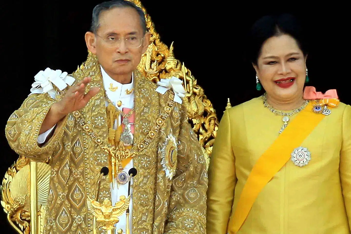 Et billede fra 5. juni 2007 af kong Bhumibol Adulyadej og Sirikit, der var Thailands dronning, blev taget i anledning af kongens 80-års fødselsdag i Bangkok. Sirikit er død i en alder af 93 år. (Arkivfoto).