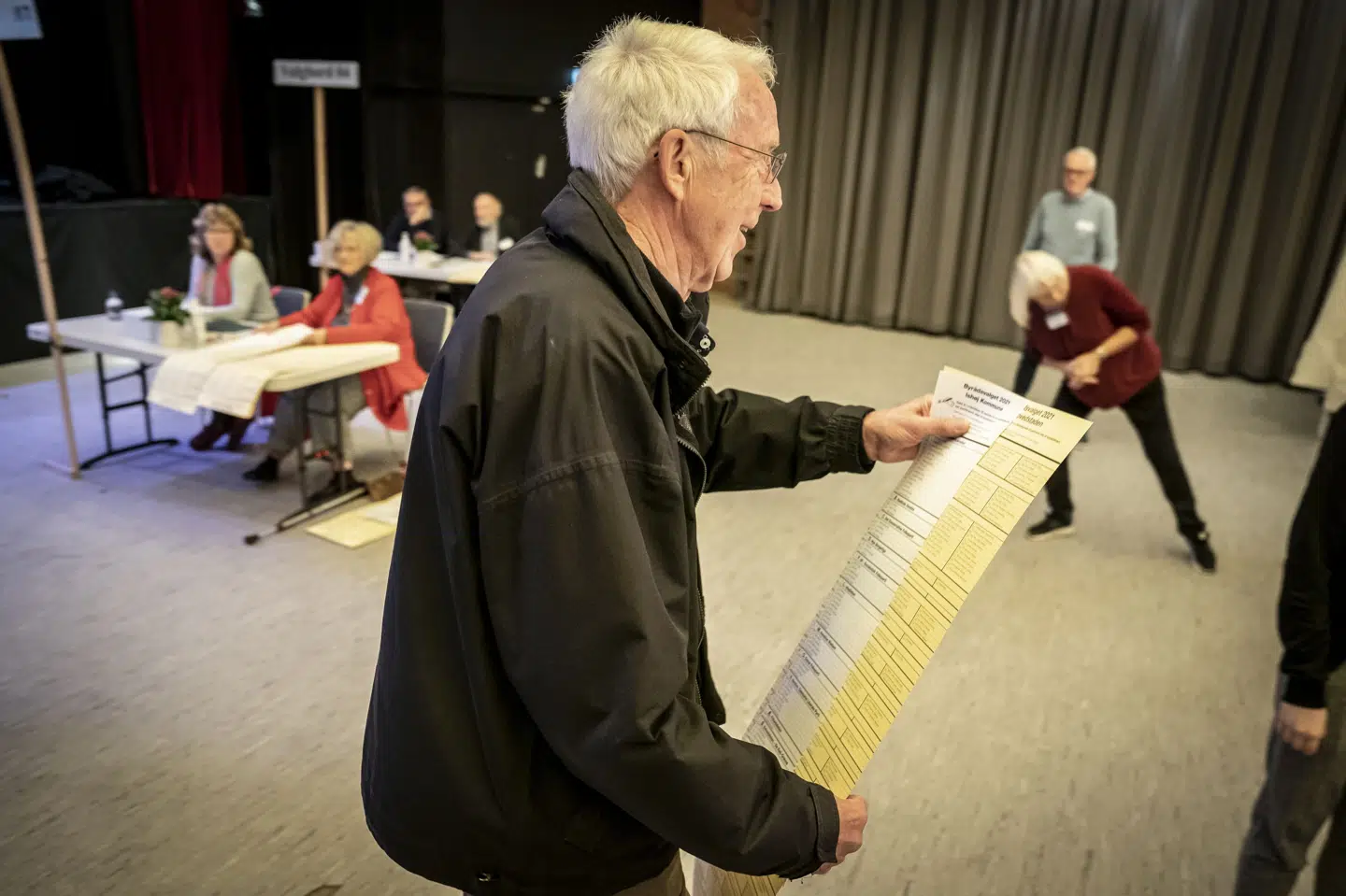 De fleste lokalpolitikere ønsker at stå på stemmesedlen igen. Her ses en mand, der skal til at stemme ved kommunal- og regionalvalget i 2021. (Arkivfoto).