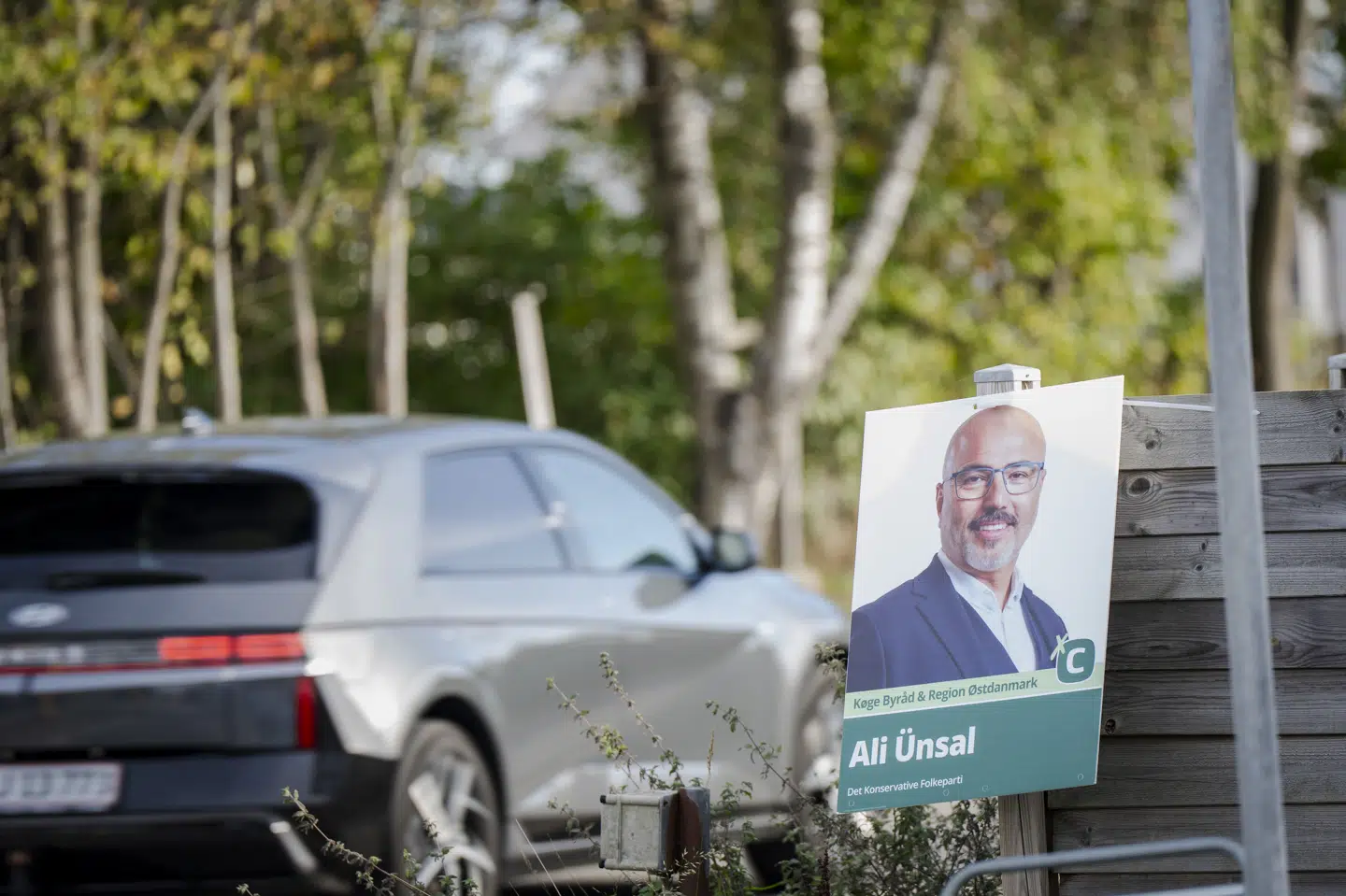 Valgplakat for Ali Ünsal fra Det Konservative Folkeparti til kommunalvalget i Lellinge ved Køge mandag 20. oktober 2025. Selv om valgplakater først må hænges op i bybilledet fra lørdag 25. oktober, er det tilladt at sætte dem op på privat grund inden, så længe ejeren af grundet tillader det. (Arkivfoto).