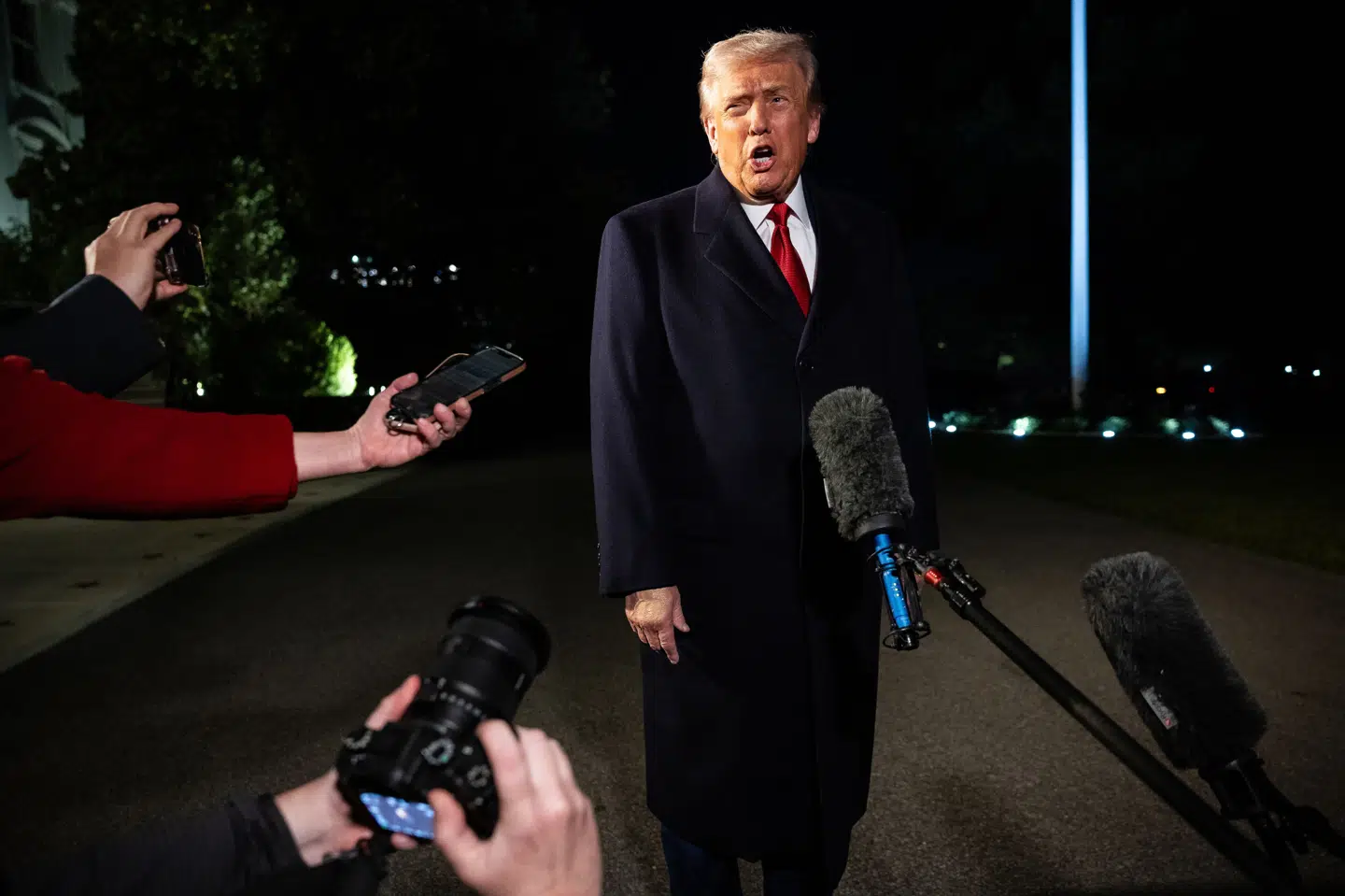 Donald Trump talte med journalister, inden han natten til lørdag tog af sted mod Asien på sin første lange tur til kontinentet, siden han blev USA's præsident for anden gang i januar.