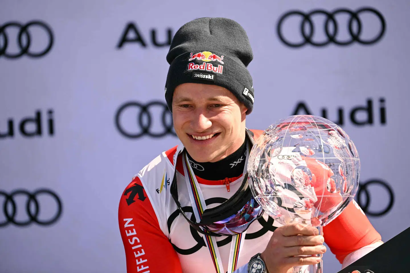 Marco Odermatt fejrer en World Cup-titel i sidste sæson. 
Søndag tager han hul på endnu en sæson. (Arkivfoto).