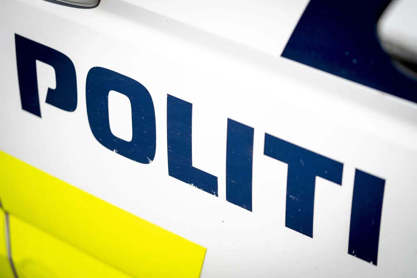 Midt- og Vestjyllands Politi rykkede lørdag ud til en dødsulykke på Nordskovvej syd for Silkeborg. Politihunde skal undersøge området. (Arkivfoto).