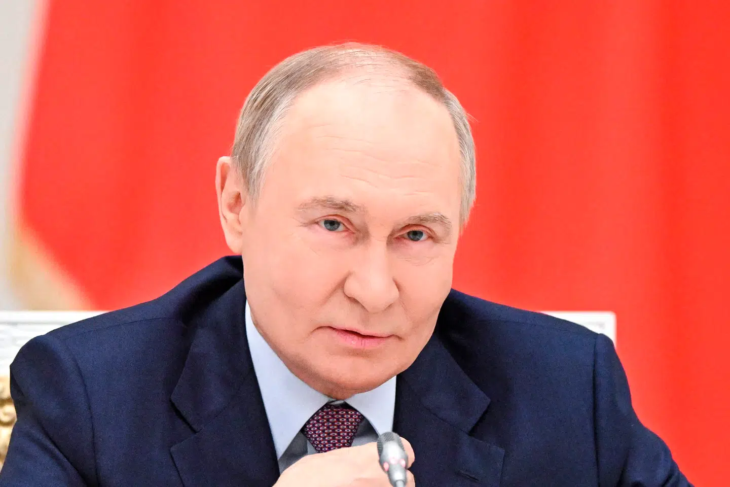 Vladimir Putin holder fast i sine krav til en våbenhvile i Ukraine. Men nu siger en af hans rådgivere, at 'en diplomatisk løsning' er tæt på.