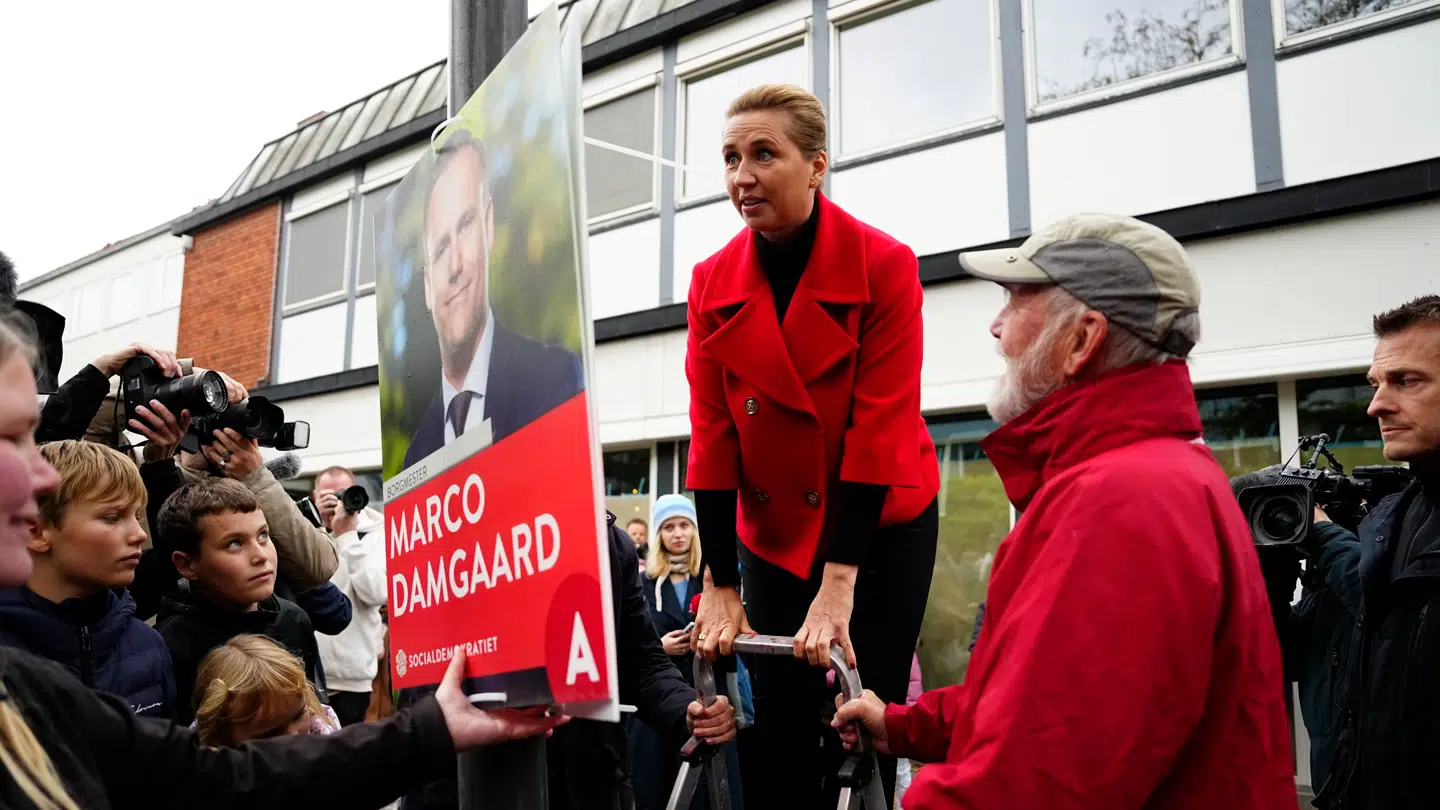 Statsminister Mette Frederiksen ophænger Socialdemokratiets valgplakater til kommunal- og regionalvalget 2025 i Herlev.