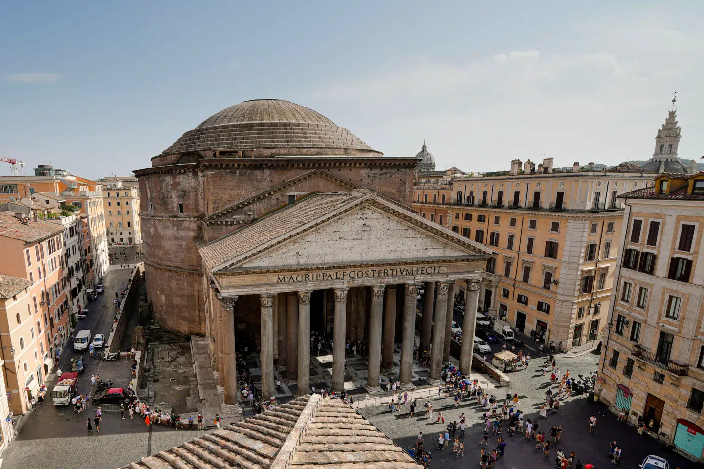 Det var ved Pantheon i Rom, at manden faldt i sin død.
